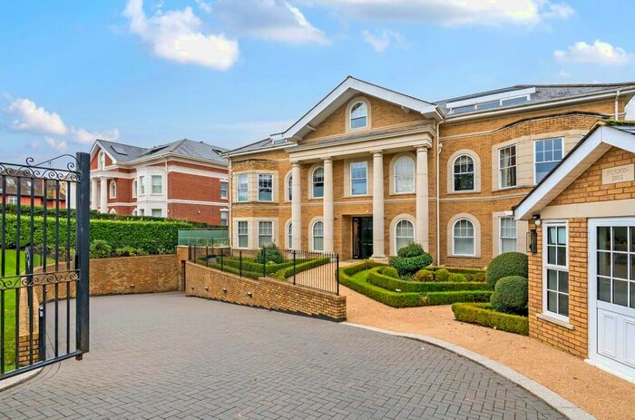 3 Bedroom Flat To Rent In Cockfosters Road, Cockfosters, Barnet, EN4