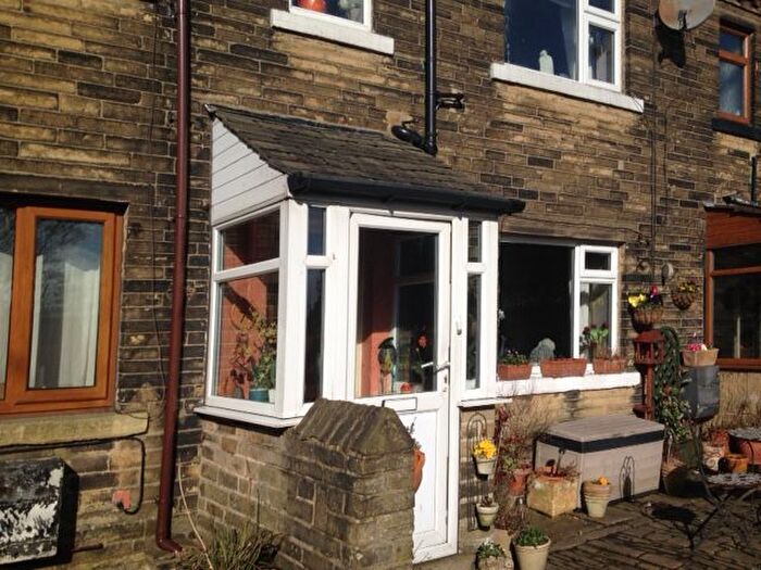 2 Bedroom Cottage To Rent In Chapel Row, Allerton, Bradford, BD15