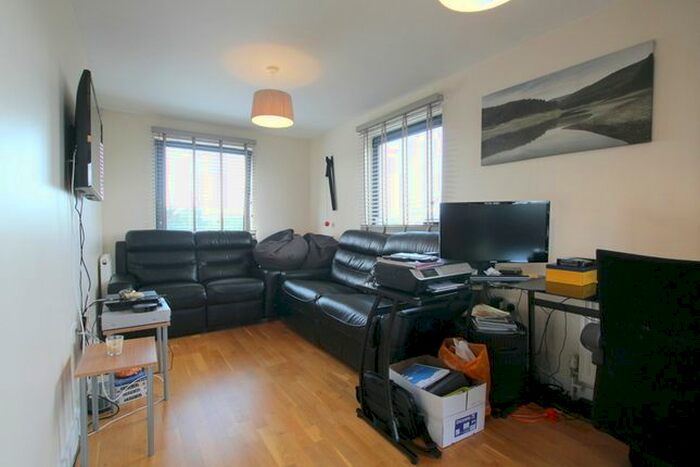 1 Bedroom Flat To Rent In Rothesay Avenue, Raynes Park, SW20
