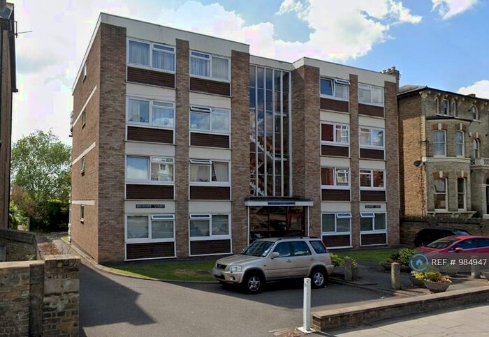 2 Bedroom Flat To Rent In Queens Road, Kingston Upon Thames, KT2