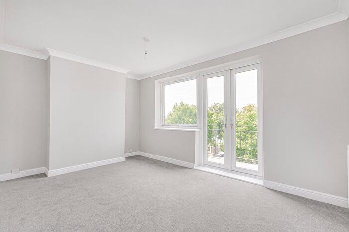 1 Bedroom Flat To Rent In Sudbrooke Road, Between The Commons, SW12