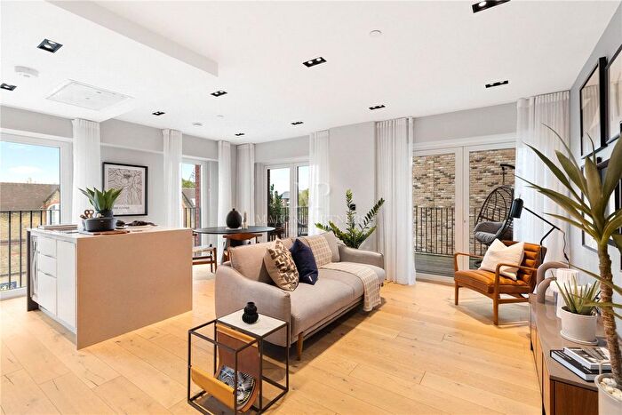 2 Bedroom Flat To Rent In Exchange Gardens, Keybridge, London, SW8