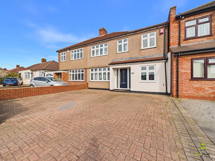 4 Bedroom Semi Detached House For Sale In Long Lane, Bexleyheath, DA7