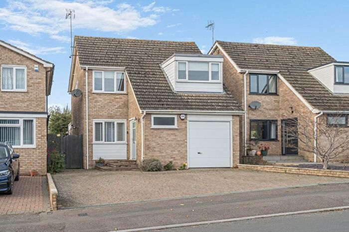 4 Bedroom Detached House For Sale In Cromwell Avenue, Thame, Oxfordshire, OX9