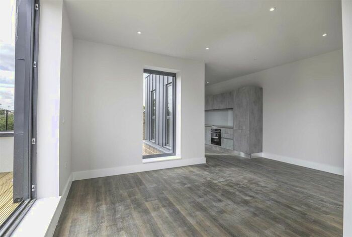 2 Bedroom Flat To Rent In Holden Avenue, London, N12