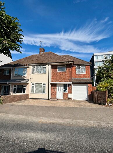 3 Bedroom Block Of Apartments For Sale In Waller Avenue, Luton, LU4