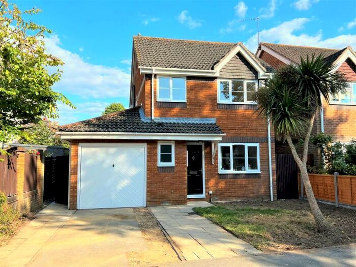 3 Bedroom Detached House To Rent In Knaphill, GU21
