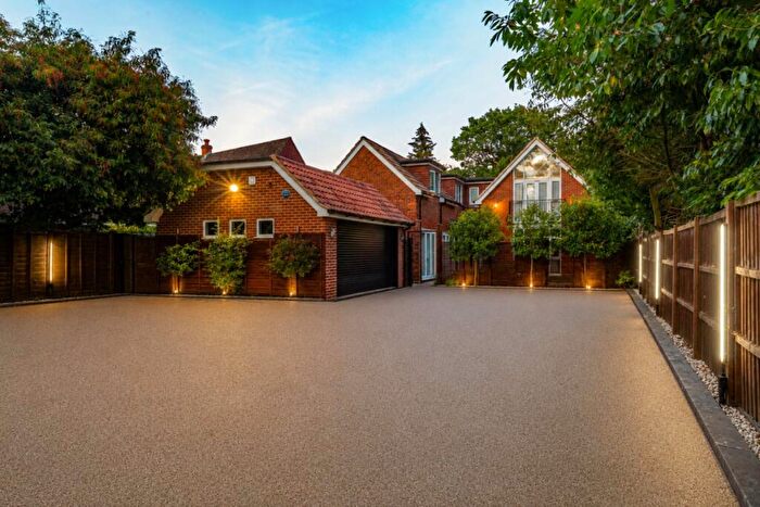 4 Bedroom Detached House To Rent In Dartnell Park Road West Byfleet, KT14