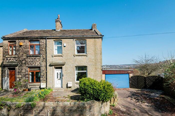 3 Bedroom Semi-Detached House For Sale In St. Helens Gate, Huddersfield, HD4