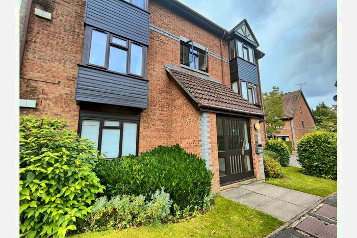 1 Bedroom Apartment To Rent In Tintagel Way, Oriental Road, Woking, GU22