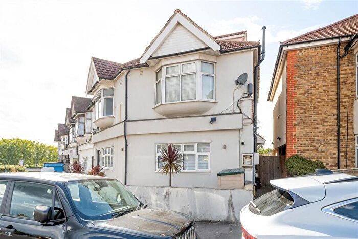 1 Bedroom Flat For Sale In Winchester Road, Highams Park, E4