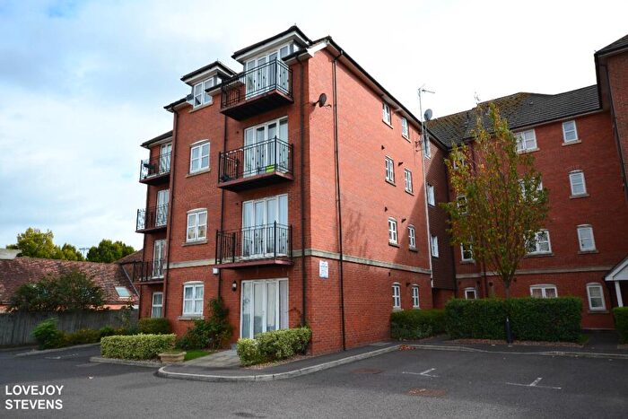 2 Bedroom Flat To Rent In Market Street, Newbury, RG14