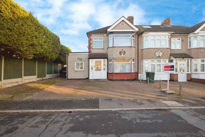 3 Bedroom End Of Terrace House For Sale In Barton Avenue, Romford, Essex, RM7
