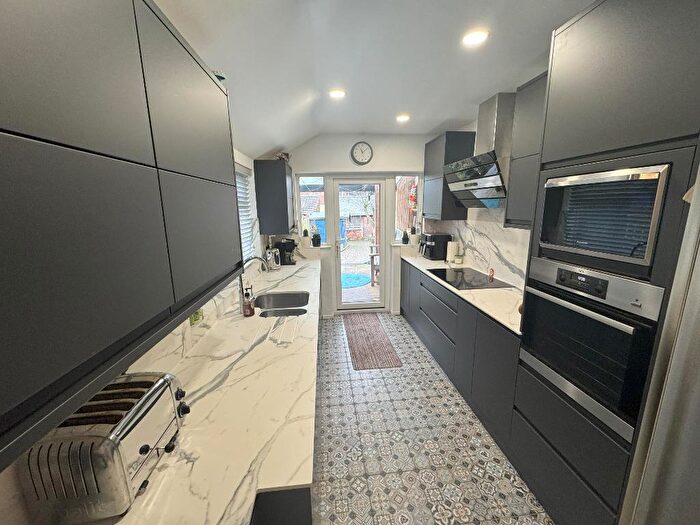 3 Bedroom Terraced House For Sale In Rockingham Road, Kettering, Northamptonshire, NN16