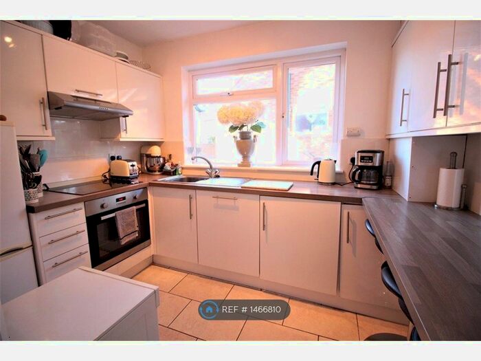 2 Bedroom Flat To Rent In Royal Court, Brentwood, CM14