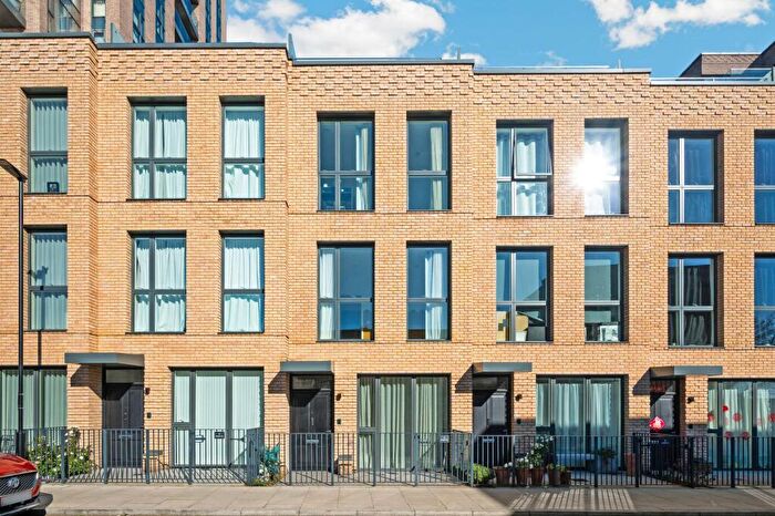 4 Bedroom Town House To Rent In Springpark Drive, Woodberry Down, London, N4