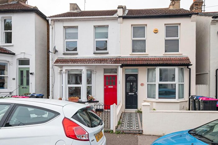 1 Bedroom Semi-Detached House To Rent In Leighville Grove, Leigh-on-Sea, SS9