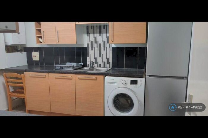 3 Bedroom Maisonette To Rent In Highview Gardens, London, N11