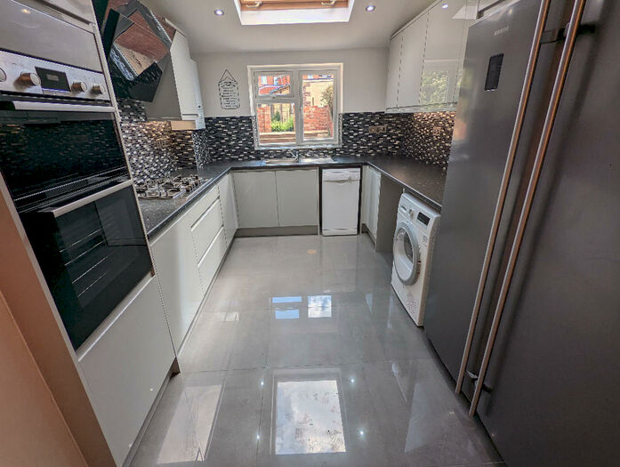 6 Bedroom Terraced House To Rent In Grange Avenue, Reading, Berkshire, RG6