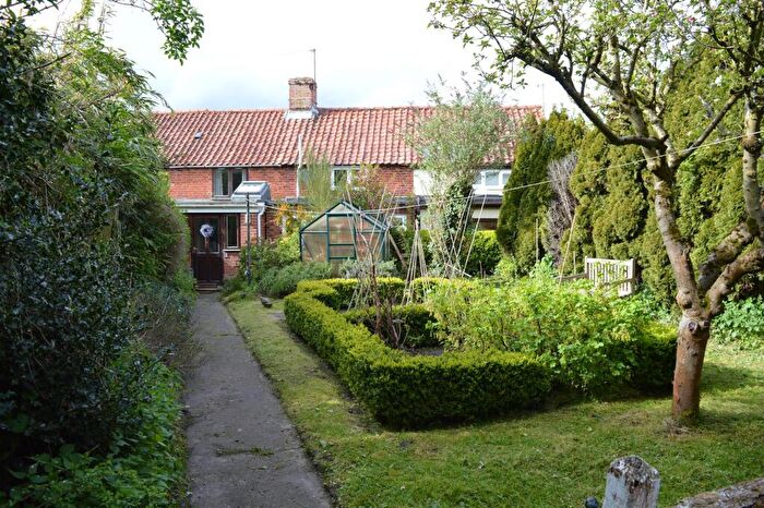 2 Bedroom Cottage For Sale In Beccles Road, Haddiscoe, Norwich, NR14