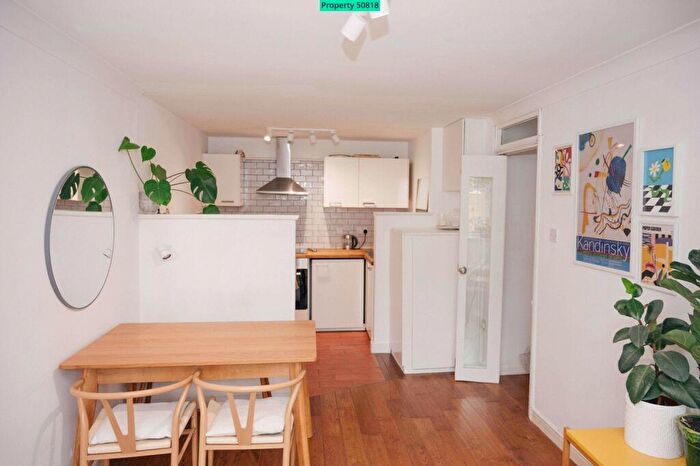 1 Bedroom Flat For Sale In Gables Close, London, SE5