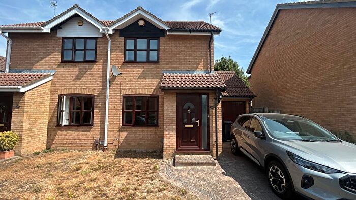 2 Bedroom Semi Detached House To Rent In Dovecote Road, Reading, Berkshire, RG2