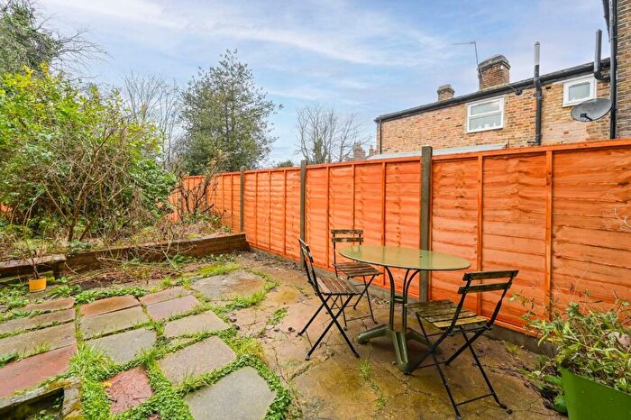 3 Bedroom Detached House To Rent In Greenleaf Road, Walthamstow, London, E17