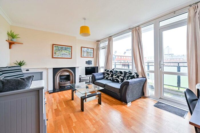 3 Bedroom Flat To Rent In Forsyth Gardens, Elephant And Castle, London, SE17