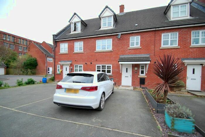 4 Bedroom Town House To Rent In Valley Mill Lane, Bury BL9