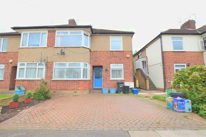 2 Bedroom Flat To Rent In Davids Way, Ilford, IG6