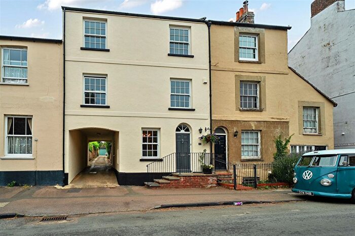 4 Bedroom Town House For Sale In High Street, Aylesbury, HP18