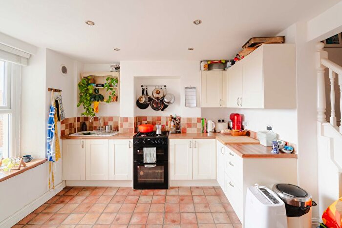 1 Bedroom Maisonette For Sale In Basement Flat, Mendip Road, Windmill Hill, Bristol, BS3