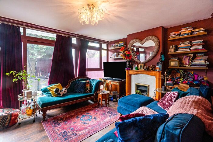 3 Bedroom Flat To Rent In Clevedon Court, Bolingbroke Walk, SW11