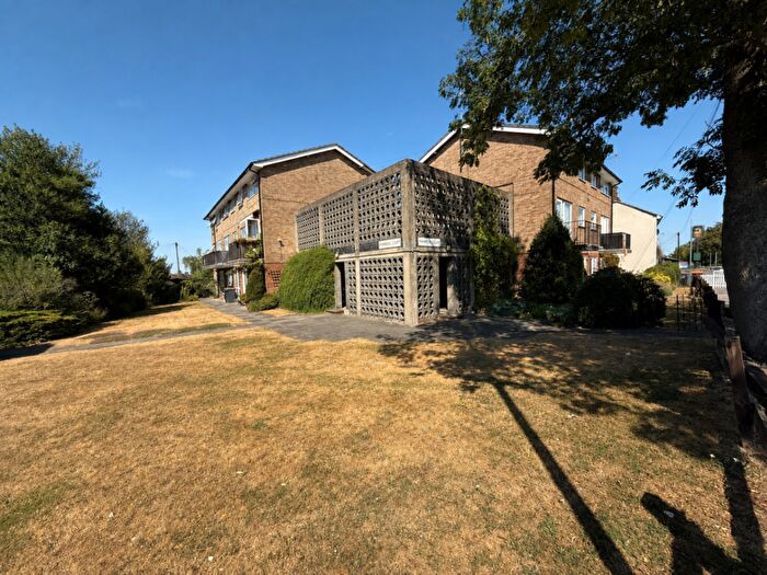 3 Bedroom Flat For Sale In Primrose Court, Chiltern Road, Dunstable, LU6