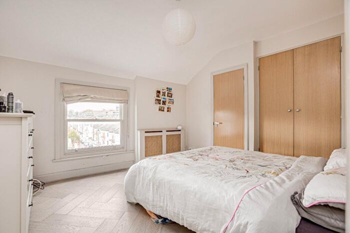 2 Bedroom Flat To Rent In St John's Road, Battersea, SW11