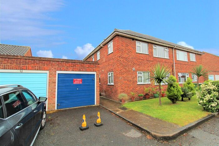 2 Bedroom Maisonette To Rent In Turnpike Court, Crook Log, Bexleyheath, DA6