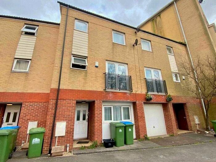 6 Bedroom Terraced House To Rent In White Star Place, Southampton, SO14