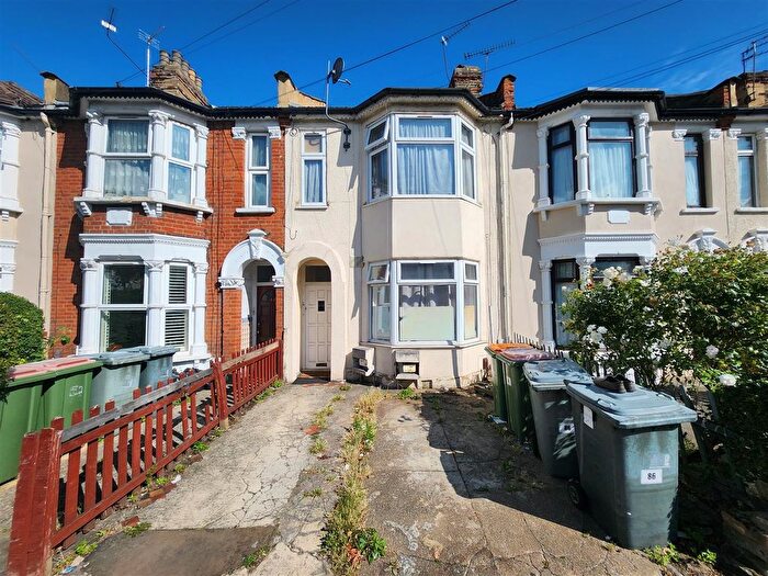 2 Bedroom Flat For Sale In Sheringham Avenue, London, E12