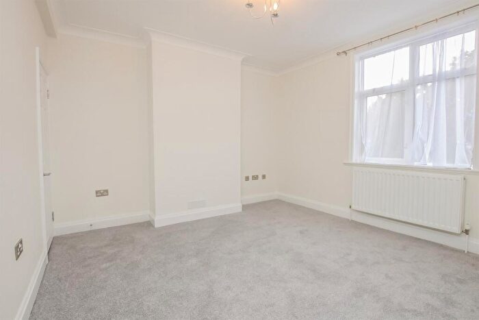 3 Bedroom Flat To Rent In Pennine Mansions, Pennine Drive, Cricklewood, NW2