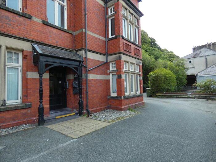 2 Bedroom Flat For Sale In High Street, Bangor, Gwynedd, LL57