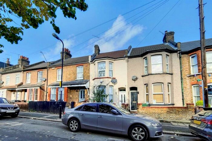 2 Bedroom Flat To Rent In Acacia Road, Walthamstow, London, E17