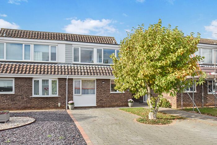 3 Bedroom Chalet For Sale In The Furlongs, Needingworth, PE27