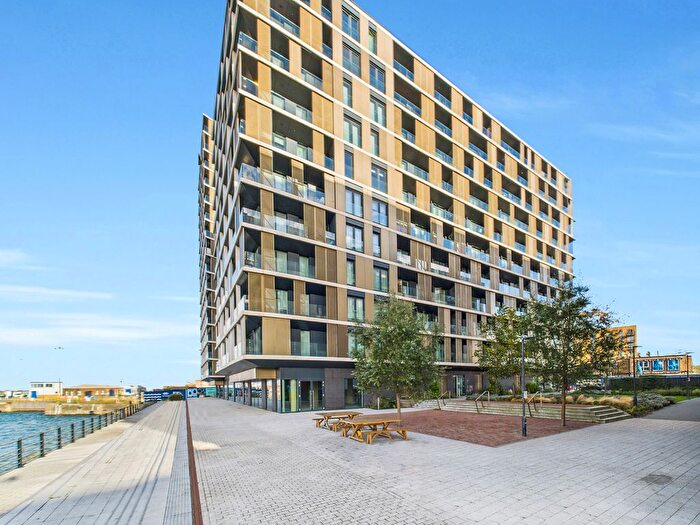2 Bedroom Flat For Sale In Gillingham Gate Road, Chatham, ME4