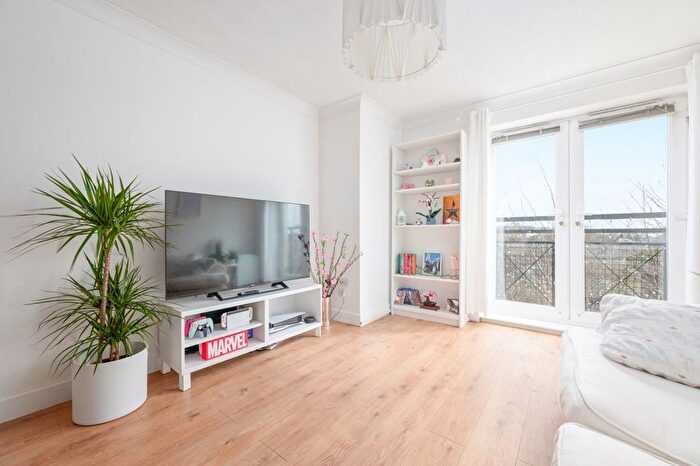 2 Bedroom Flat For Sale In Edmund Place, Dunfermline, KY12