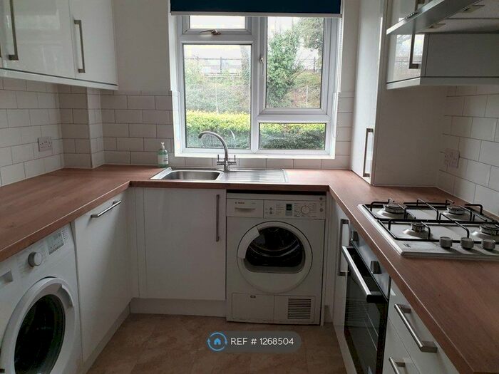 2 Bedroom Flat To Rent In Courtlands, Maidenhead, SL6