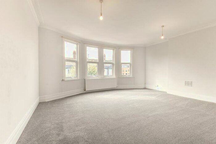 4 Bedroom Flat To Rent In High Road Finchley London, N12
