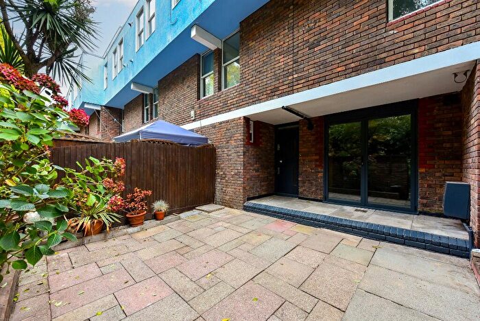 3 Bedroom Maisonette To Rent In Islay Walk, London, N1