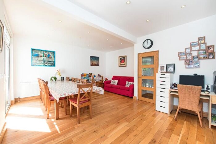 3 Bedroom Property To Rent In Leeside Crescent, Temple Fortune, NW11