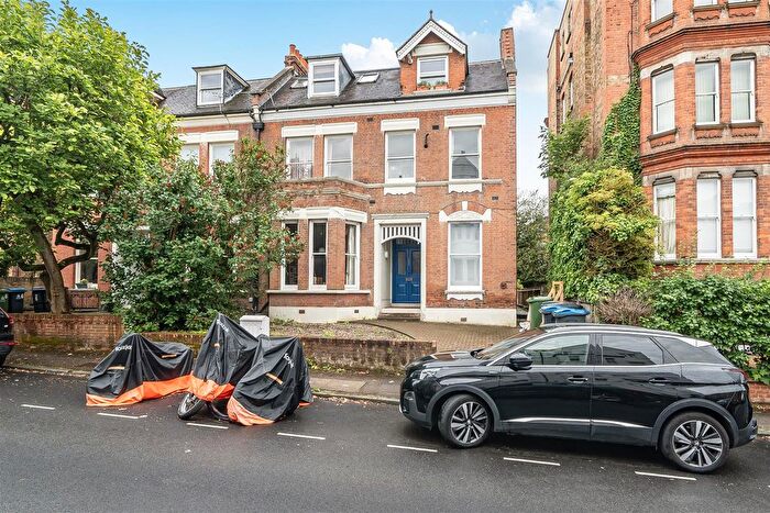 1 Bedroom Flat For Sale In Claremont Gardens, Surbiton, KT6