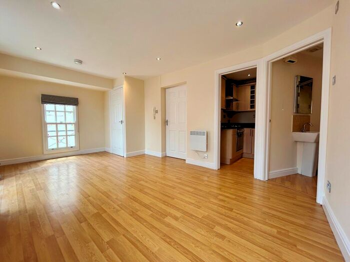 Flat To Rent In High Street, Cheltenham, GL50